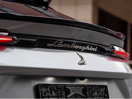 Лекало на вставку с надписью между задних фонарей Lamborghini Urus (2020)
