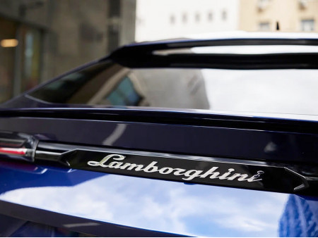 Лекало на вставку с надписью между задних фонарей Lamborghini Urus (2020)